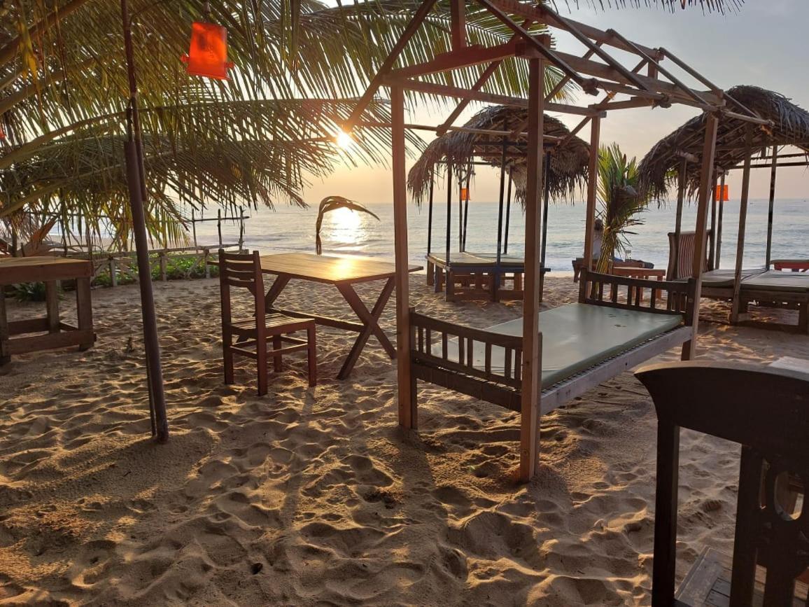 Blue Horizon Beach Hotel Тангалла Экстерьер фото